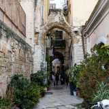 ...che culmina nell�arco inflesso dallo stesso nome, risalente al XV secolo e restaurato del 700 dal Capitolo, un collegio di sacerdoti che vi aggiunse una targa in latino e un emblema